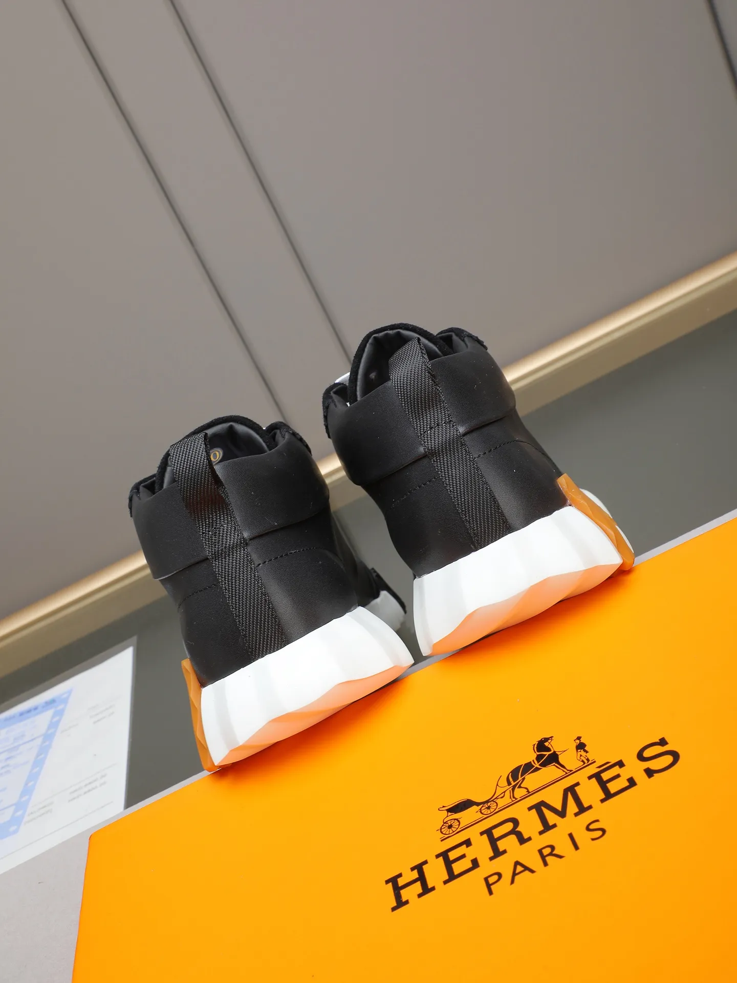 PPP460 (Hermes high-top men's shoes)🆕Men's sports shoes, decorated with textured calfskin details. Spliced ​​with original cowhide, this shoe draws inspiration from the equestrian world, integrating technical details and practical functions. Breathable sheep lining, original combination outsole, high-end quality, and every detail is perfectly combined! Size: 38-44 (45 can be customized)